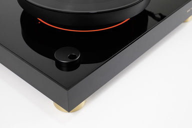 This black model has a cover made of composite wood material lacquered to a high-gloss “piano black” finish for a striking effect. The black aluminium and plastic housing is designed in combination with gold anodised aluminium shock-absorbing feet and a spindle. A gold MAG-LEV Audio logo is added to the front panel to complement the gold anodised feet.